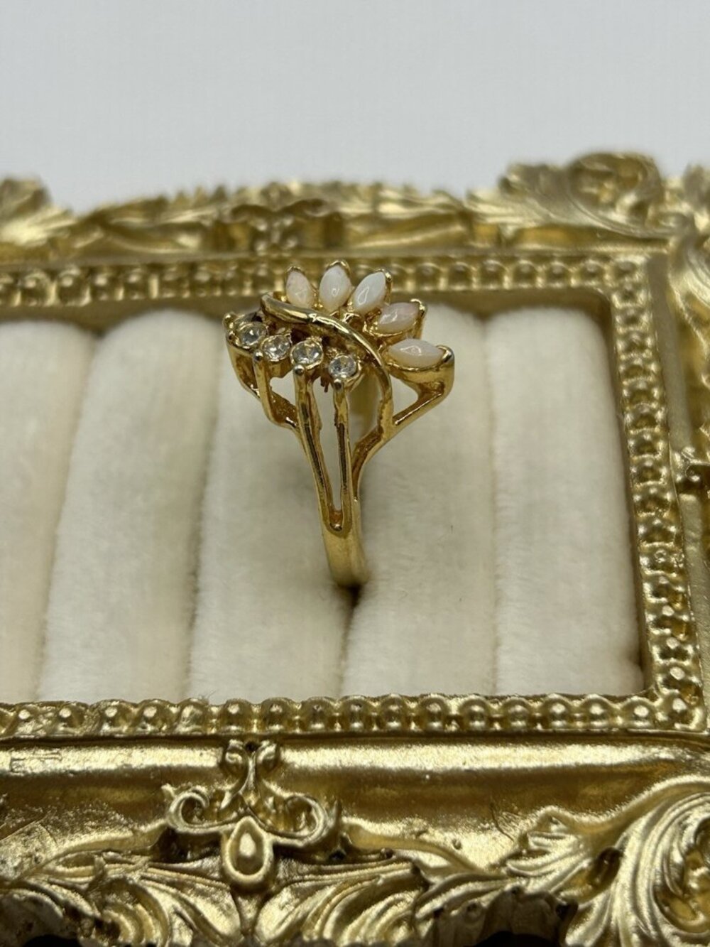 Vintage Gold Tone Floral Cluster Ring Opalescent Rhinestone Size 7.5 Cottagecore - Picture 6 of 12
